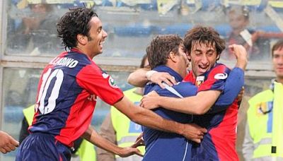 Milito celebrates his goal with Sculli (scorer of the first goal) and Palladino