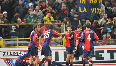 The players celebrate the goal of Sokratis Papastathopoulos