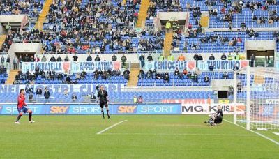 Diego Milito shoots the penalty a little too high