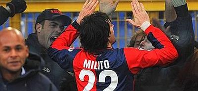 Diego Milito celebrates his goal with the Genoa-supporters