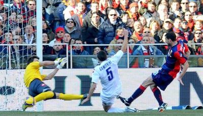 Thiago Motta scores the first goal after a fantastic combination with Milito