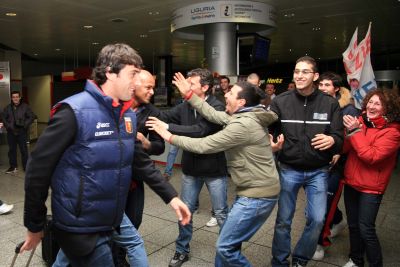 Supporters welcome Milito and Olivera at Cristoforo Colombo Airport