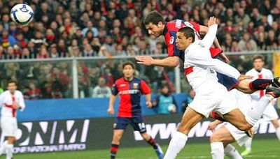 Thiago Motta is close to score, but again goalkeeper Julio Cesar saves Inter