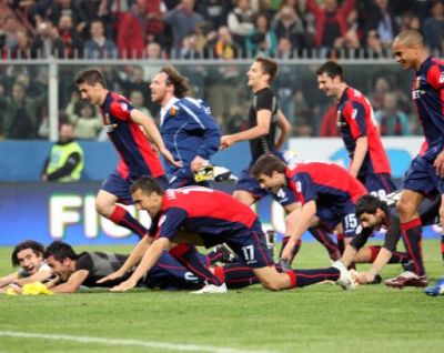 The players thank Gradinata Nord after Genoa-Juventus 3-2