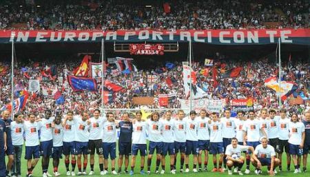 All players of Genoa in front of Gradinata Nord