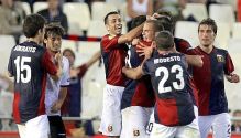 Genoa-players celebrate the openinggoal of Floccari