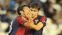 Sergio Floccari watches the Genoa-fans in top of Mestalla