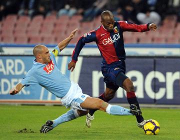 David Suazo with Paolo Cannavaro (Napoli)