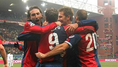 Genoa-players celebrate the 2nd goal against Atalanta