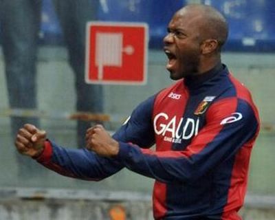 David Suazo scored twice against Bologna