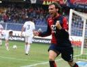Marco Rossi celebrates his goal against Catania in front of the little flag of Genoa Club Amsterdam