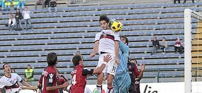 Andrea Ranocchia heades the corner of Veloso inside the goal of Cagliari 0-1