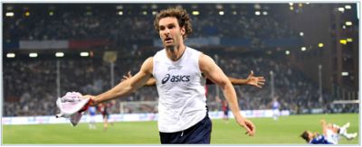 Mauro Boselli celebrates his goal, while the defender of Sampdoria is beaten on the ground