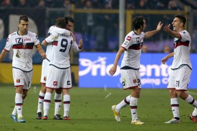 The players of Genoa celbrate the fantastic goal of Bertolacci in Bergamo 